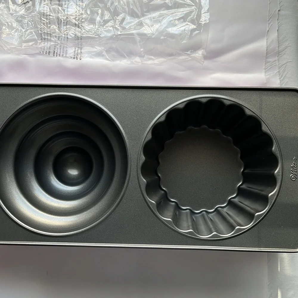Wilton Jumbo Cupcake Pan - Picture 3 of 5